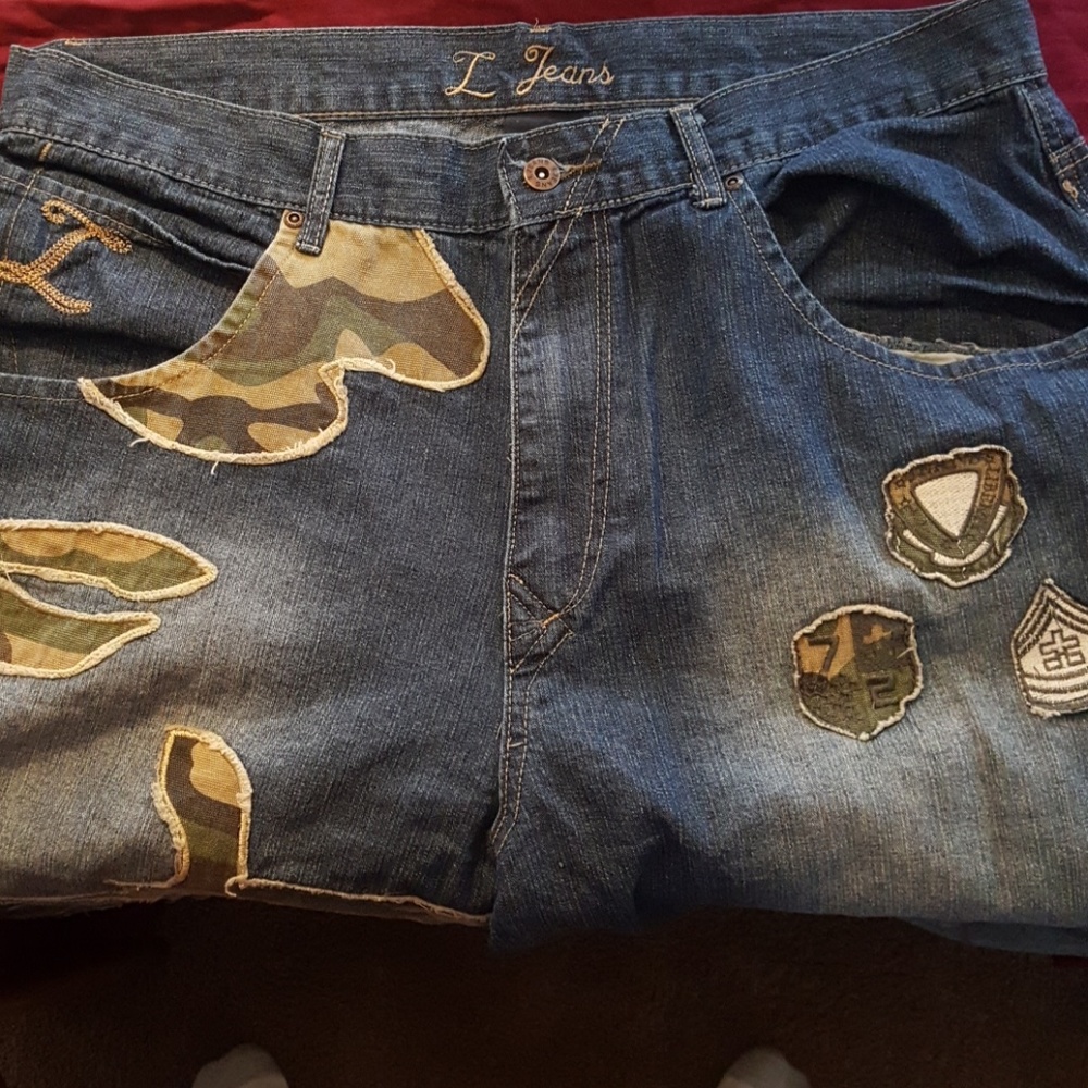 L jeans with camouflage print on the pockets legs